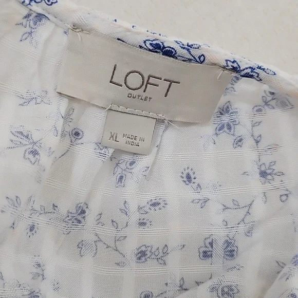 LOFT Floral White and Blue Women's Blouse - Picture 8 of 9